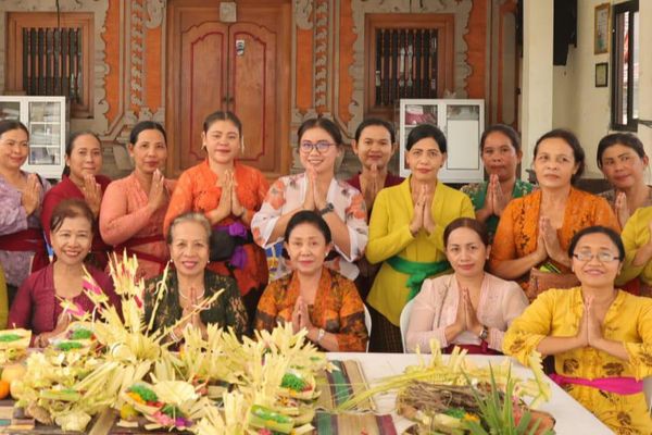 Pelatihan Pembuatan Banten