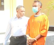 Digrebek Polisi, Tukis Kabur Loncat Pagar Pelaku narkotika