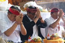 Bupati Tabanan Apresiasi Semangat Gotong Royong Warga dalam Pelaksanaan Karya di Dua Desa Upacara Pujawali