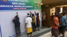 Puluhan Kaling di Karangasem Teken Deklarasi Gerakan Pemilahan Sampah Rumah Tangga Deklarasi