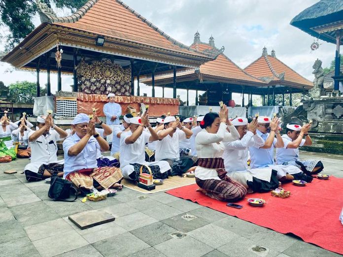 Persembahyangan Bersama Warnai Pembukaan HUT Kota Bangli ke-821 di Pura Kehen