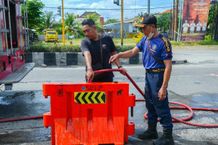 Cegah Truk Parkir Sembarangan, Dishub Badung Pasang 30 Water Barrier di Jalan Terminal Mengwi Water Barrier
