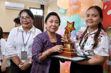 Ida Ayu Widnyani Wiradana Serahkan Penghargaan Juara Lomba Balita Sehat di Desa Dangin Puri Kelod Lomba Balita Sehat