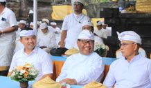 Sekda Alit Wiradana Hadiri Karya Ngeratep dan Melaspas serta Nyuciang Ida Betara Sesuhunan di Pura Kembar Sanur Karya Ngeratep