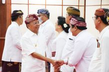 Lantik Pejabat Tinggi Pratama Pemprov Bali, Gubernur Koster Minta Kerja Ekstra Keras, Kreatif, Inovatif dan Berikan yang Terbaik Lantik Pejabat Tinggi Pratama Pemprov Bali