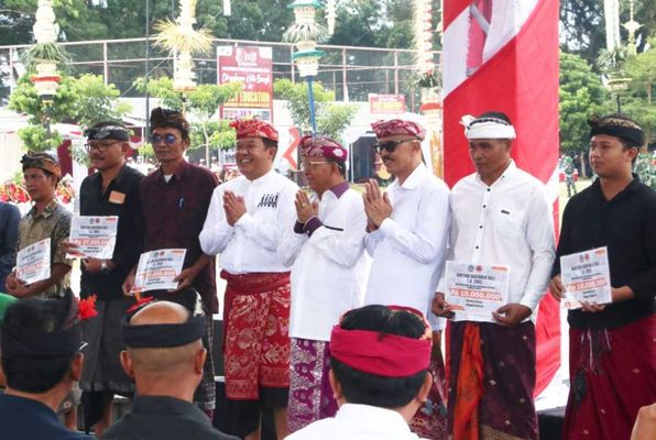 Serahkan Bantuan