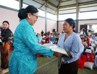 Suarakan Pengolahan Sampah Berbasis Sumber, Putri Koster Sambangi Desa Madenan Menyapa dan Berbagi