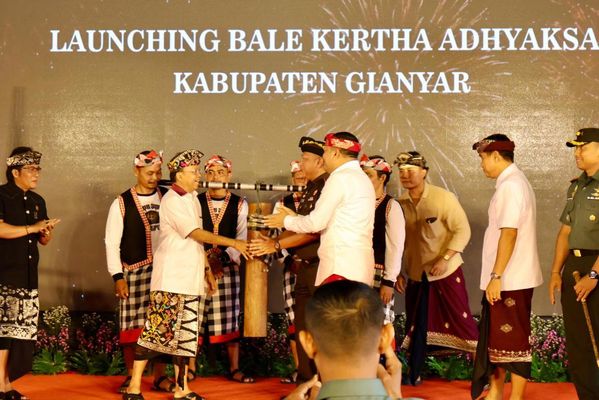 Resmikan Bale Kertha Adhyaksa Gianyar