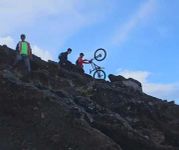 Viral Aksi Pendaki Membawa Sepeda ke Puncak Gunung Agung, Ini Klarifikasi Pemandu Pendaki Gunung Agung