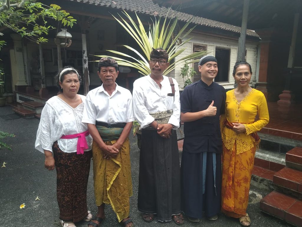 Kelian adat Desa Kukuh Kelod bersama beberapa warga yang hadir memberikan keterangan tentang permasalahan sampah di TPA Madung.