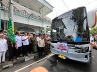 Lepas Calon Jemaah Haji, Bupati Sutjidra: Tetap Jaga Kesehatan dan Kekompakan Lepas Calon Jemaah Haji
