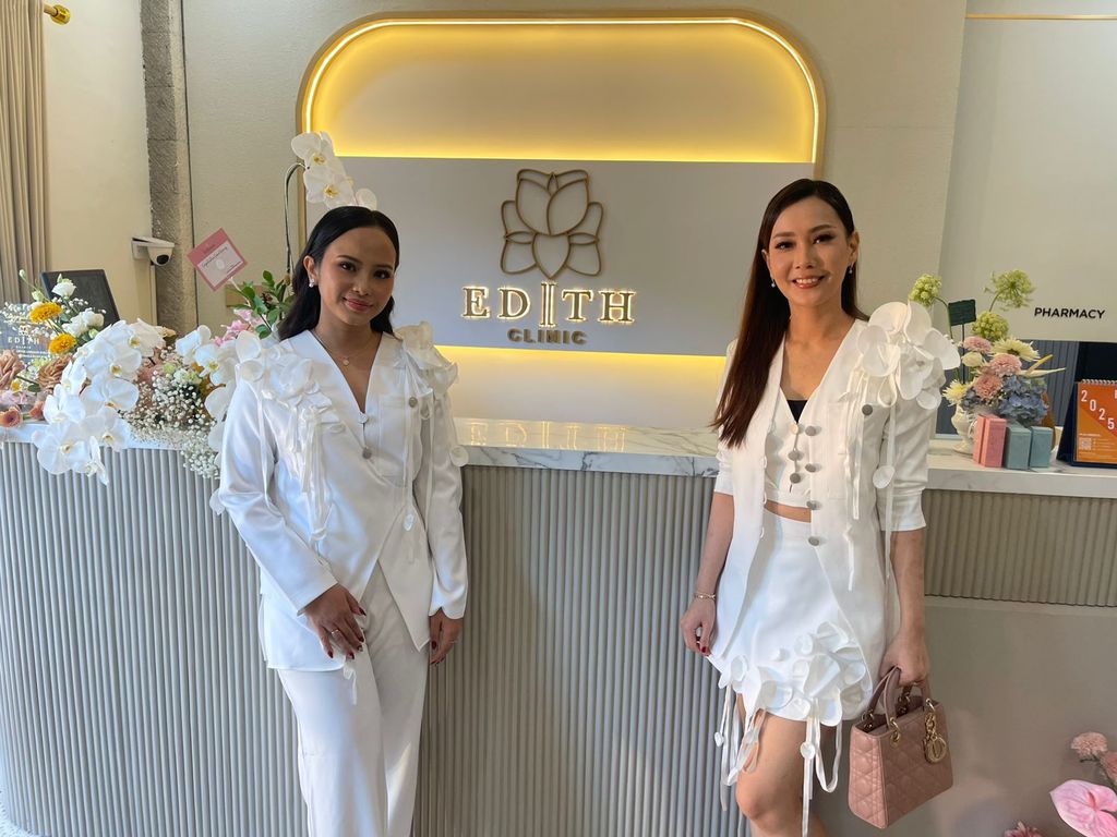 dr. Donabella Fortuna Santosa, M. Biomed (AAM) bersama dr. Ade Mayra Hosiana, M. Biomed (AAM) saat grand opening EDITH Clinic Bali, Minggu 25 Mei 2025.