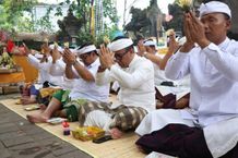 Wali Kota Jaya Negara Ngaturang Bhakti Serangkaian Pujawali di Pura Swagina Taman Sari Ngaturang Bhakti Serangkaian Pujawali