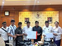 Wali Kota Jaya Negara Serahkan Hibah Tanah Kepada Banjar Adat Semawang Hibah Tanah