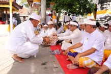 Wali Kota Jaya Negara Hadiri Penyineban Pujawali Pura Dangkahyangan Payogan Agung lan Pura Beji Segara Rupek Panyineban Pujawali