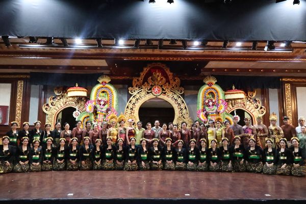 Parade Busana Khas Daerah
