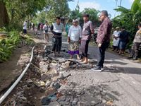 Dapat Keluhan Warga, Gus Par Gercep Tanggapi dan Langsung Eksekusi Jalan Rusak