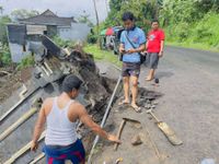 Tanah Longsor Sebabkan Tugu Batas Kota Pupuan Roboh, Akses Jalan Sudah Dibuka Kembali Longsor