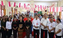Pemkot Denpasar Bersama Perumda Tirta Sewaka Dharma Serahkan Ratusan Paket Bantuan di Dua Sekolah di Serangan SD