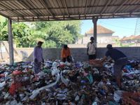 Sambut Hari Lingkungan Hidup Sedunia, PLN Hadir untuk Masyarakat Pemaron melalui Pemberian Bantuan Mesin Pencacah Sampah Sampah