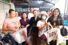 Pemkot Denpasar Bagikan 300 Tas Belanja Ramah Lingkungan Kepada Masyarakat di Pasar Sanglah Sampah