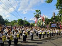 Tari Pendet Massal 385 Penari GOW Buka Parade Budaya HUT ke-385 Kota Amlapura HUT ke-385 Kota Amlapura