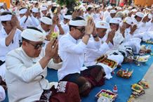 Wawali Arya Wibawa Hadiri Pujawali Pura Desa Lan Puseh Desa Adat Denpasar Karya Pujawali