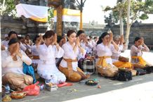 WHDI Kota Denpasar Tirta Yatra ke Pura Beji, Pura Payogan dan Penataran Segara Rupek Tirta Yatra