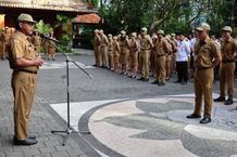 Sekda Alit Wiradana Pimpin Apel Disiplin Pegawai, Ingatkan ASN Hindari Tindakan Melanggar Hukum Apel Disiplin Pegawai