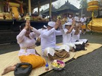 Sekda Alit Wiradana Hadiri Karya Madasar Caru Gempong Asu di Pura Luhur Dang Kahyangan Pucak Tedung Persembahyangan