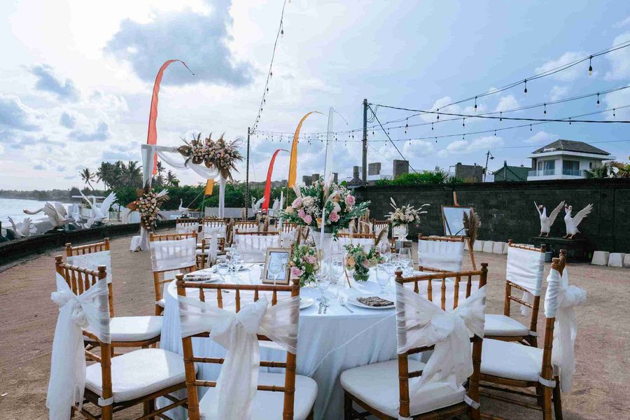 Berlokasi di tepi pantai Keramas, Bali, Desa Swan Villas & Spa Keramas menawarkan pengalaman pernikahan mewah yang menyatu dengan pesona alam.