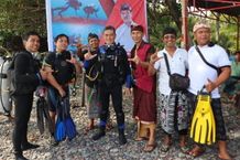 Wabup Supriatna Tanam Terumbu Buatan di Pantai Buitan Desa Tejakula Tanam Terumbu Buatan
