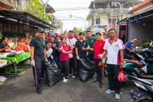 Peringati Hari Lingkungan Hidup Sedunia, DiskopUKMP Badung Gelar Aksi Bersih-Bersih Pasar Plastik