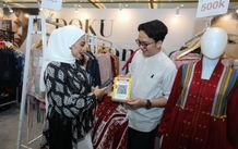 DOKU Tegaskan Komitmen Digitalisasi Industri Fashion di IFW 2025, Hadirkan Solusi Pembayaran Menyeluruh bagi Fashionpreneur Co-Founder & Chief Marketing Officer DOKU, Himelda Renuat sedang melakukan transaksi dengan metode pembayaran QRIS dan Payment Link DOKU di stan Adrie Basuki, brand fashionpreneur pilihan DOKU.
