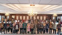 Survei Penilaian Integritas Bukan Sekedar Formalitas, OJK Tegaskan Komitmen Anti Korupsi Otoritas Jasa Keuangan (OJK) menegaskan komitmennya membangun sektor jasa keuangan yang bersih dan berintegritas melalui penguatan tata kelola, implementasi strategi anti fraud, serta peningkatan partisipasi dalam upaya pencegahan korupsi.