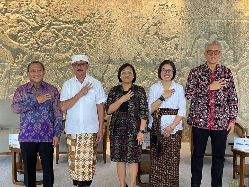 Tjok Bagus Pemayun, A.Par., MM. selaku Staff Ahli Gubernur, Dr. Ketut Jaman, S.S., M.Si. selaku Managing Director of PT Melali MICE, Mr. Ed Brea selaku General Manager The Meru Sanur, Bali Beach Hotel, The Heritage Collection and Bali Beach Convention Center, Rahma Susanti selaku Director of Spa & Wellness The Meru Sanur and Bali Beach Hotel, The Heritage Collection, Dr. Diah Permana Tirtawati, MBA selaku Co-Founder dan Direktur Bali Wellness and Beauty Expo 2025 serta Feri Agustian Soleh selaku Co-Founner dan Project Director Bali Wellness and Beauty Expo 2025.