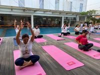 Yoga by the Pool, Kolaborasi Sejuk HARRIS Denpasar dan Komunitas Madhuyogasan HARRIS Hotel Denpasar sukses gelar “Yoga by the Pool” bersama komunitas Madhuyogasan sebagai bagian dari kampanye hidup sehat HARRIS Stay Fit yang digelar serentak di seluruh Indonesia.