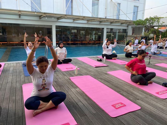 HARRIS Hotel Denpasar sukses gelar “Yoga by the Pool” bersama komunitas Madhuyogasan sebagai bagian dari kampanye hidup sehat HARRIS Stay Fit yang digelar serentak di seluruh Indonesia.