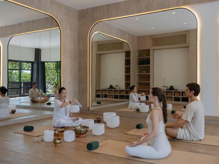 Utama Spice dan Umana Bali peringati Global Wellness Day 2025 di Ungasan dengan yoga, sound healing, dan peluncuran produk alami untuk gaya hidup sehat.