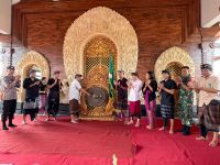Tradisi Bertahan di Era Digital, ST Cantika Gelar Lomba Ceki Lomba ceki yang digelar ST Cantika di Ubung jadi wadah pelestarian budaya dan solidaritas pemuda, didukung pemerintah dan tokoh masyarakat sebagai ajang penggalangan dana dan kebersamaan.