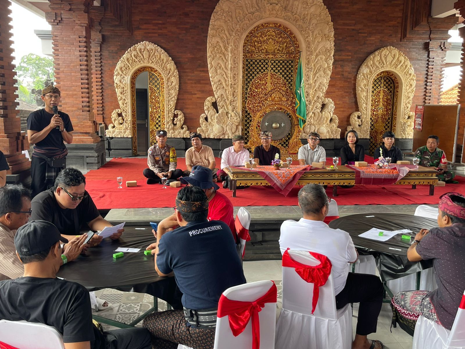 Lomba ceki yang digelar ST Cantika di Ubung jadi wadah pelestarian budaya dan solidaritas pemuda, didukung pemerintah dan tokoh masyarakat sebagai ajang penggalangan dana dan kebersamaan.