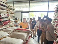 Tim Gabungan Sidak Beras Oplosan di Karangasem Beras Oplosan