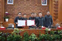 Seluruh Fraksi Setujui Penetapan Ranperda Pajak Daerah dan Retribusi Daerah, Wawali Arya Wibawa Juga Sampaikan Rancangan KUA dan PPAS APBD Tahun 2026 DPRD Dps