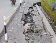 Baru Diperbaiki, Jalan Provinsi di Depan Kantor Camat Selat Karangasem Kembali Jebol GOT
