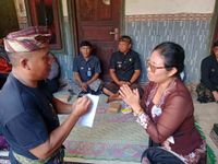 Ketua GOW Karangasem Kunjungi Rumah Duka, Serahkan Tali Asih untuk Keluarga Korban Ibu dan Anak yang Terseret Sungai GOW Karangasem melayat