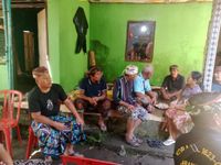 Tangis Duka Pemakaman Bidan dan Anak Korban Terseret Arus Sungai di Seraya Pemakaman