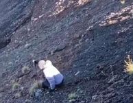Viral Aksi Berisiko Pendaki Gunung Agung, Rela Turun Tebing Curam Demi Ambil Topi Pendaki