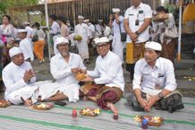 Wawali Arya Wibawa Ngaturang Bhakti Pujawali Padudusan Alit di Pura Luhur Candi Narmada Tanah Kilap Pujawali