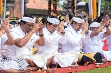 Puncak Karya Tawur Balik Sumpah Utama di Pura Lingga Bhuwana Puspem Badung Puncak Karya Tawur Balik Sumpah Utama