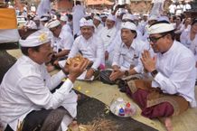 Wawali Arya Wibawa Hadiri Pujawali di Pura Desa Lan Puseh Desa Adat Tonja Tonja